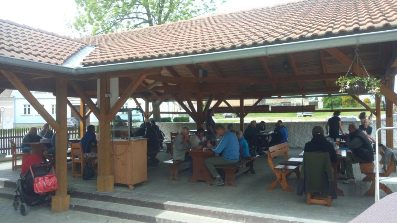 Nová Bystřice Restaurace A Penzion Ubrousku Prostri Se מראה חיצוני תמונה
